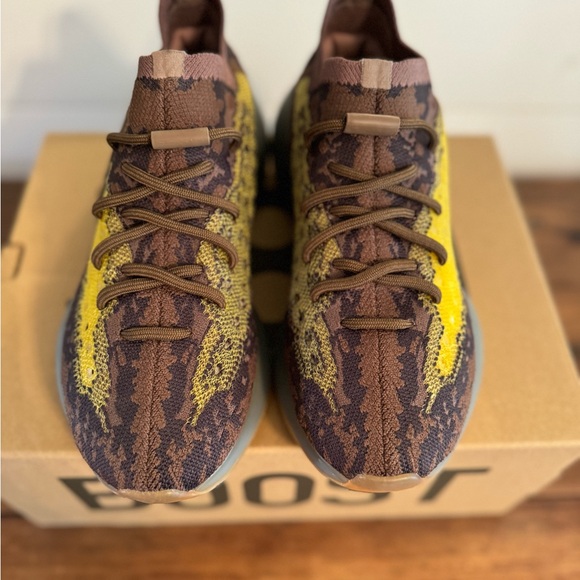 Yeezy Boost 380 - Picture 6 of 10